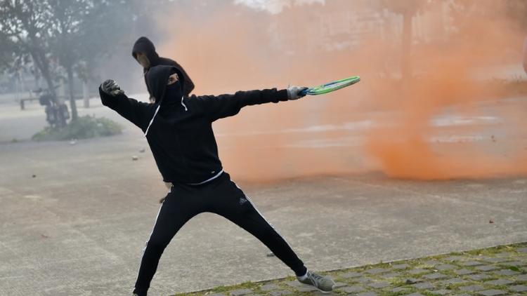 Un "casseur" masqué le 28 avril 2016 à Nantes [LOIC VENANCE / AFP]