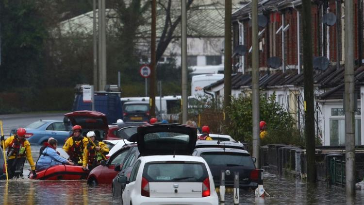 Des équipes de secours évacuent des habitants dont les maisons ont été inondées par le passage de la tempête Dennis, le 16 février 2020 à Nantgarw, au Royaume-Uni [GEOFF CADDICK / AFP]