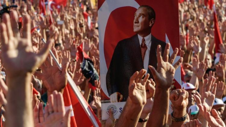 Le portrait de Mustafa Kemal Atatürk, brandi lors de la manifestation de l'opposition le 24 juillet 2016 place Taksim à Istanbul [OZAN KOSE / AFP]