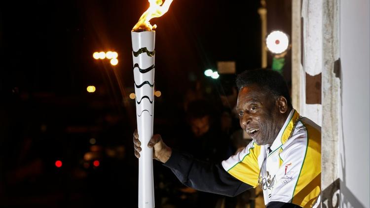 Le "Roi" Pelé exhibe la flamme olympique depuis le musée qui porte son nom à Santos, le 22 juillet 2016 [Rio 2016 / Andre Luiz Mello / Rio 2016 / Andre Luiz Mello/AFP/Archives]