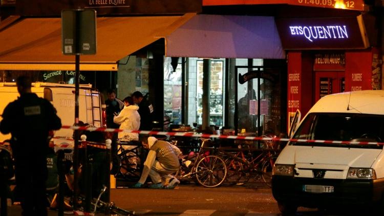 Les enquêteurs à "La Belle Equipe" après l'attaque terroriste le 14 novembre 2016 à Paris  [JACQUES DEMARTHON / AFP/Archives]