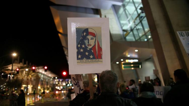 Rassemblement contre le décret anti-immigration de Donald Trump à l'aéroport de San Diego, le 7 mars 2017 [Sandy Huffaker / AFP]