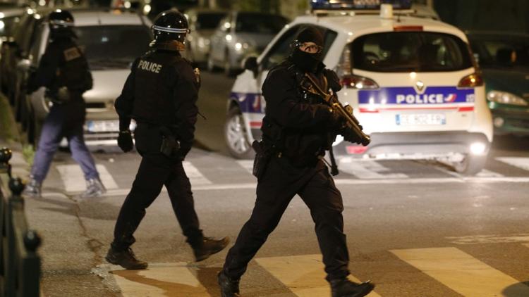 Un policier cagoulé porte un LBD lors de violences urbaines à Villeneuve-la-Garenne, le 20 avril 2020 [GEOFFROY VAN DER HASSELT / AFP/Archives]