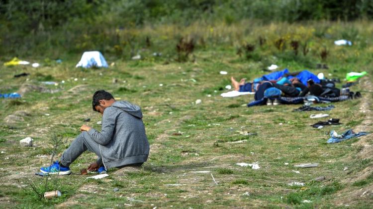 Des migrants se reposent près du port de Calais, dans le nord de la France, le 16 août 2017 [PHILIPPE HUGUEN / AFP/Archives]
