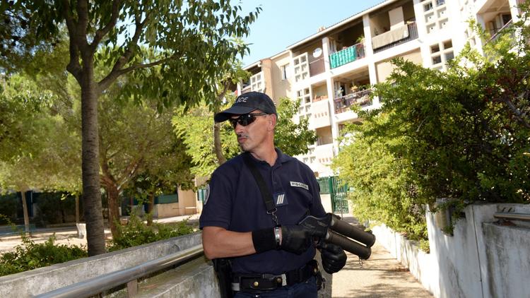 Un policier tient une arme de type "flash-ball" [Anne-Christine Poujoulat / AFP/Archives]