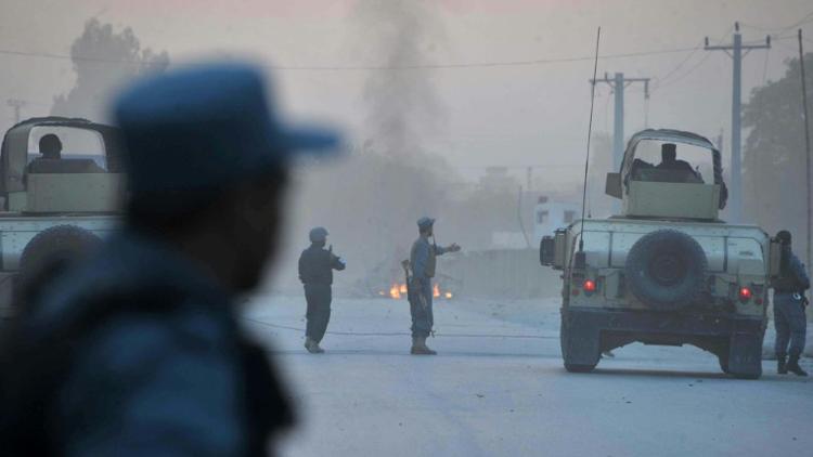 Des policiers sur les lieux d'une attaque à Jalalabad, le 30 août 2014 en Afghanistan [Noorullah Shirzada / AFP]