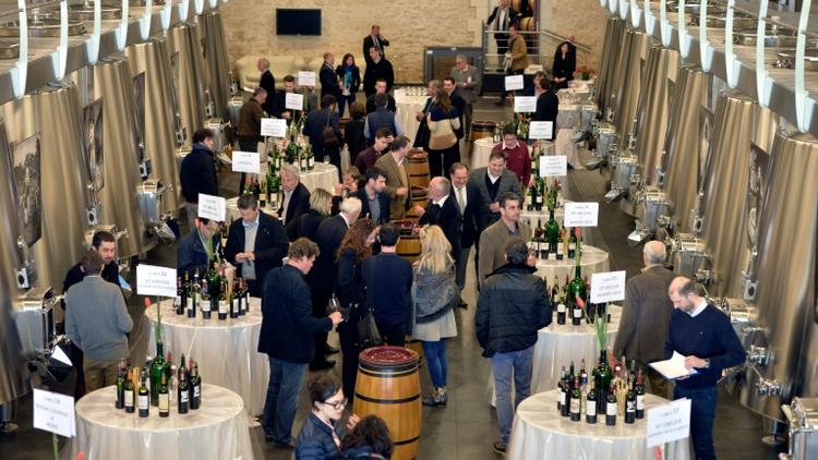 Des professionnels du secteur dégustent des vins de Bordeaux au Château La Dominique à Saint-Emilion, le 5 avril 2016 [GEORGES GOBET / AFP]