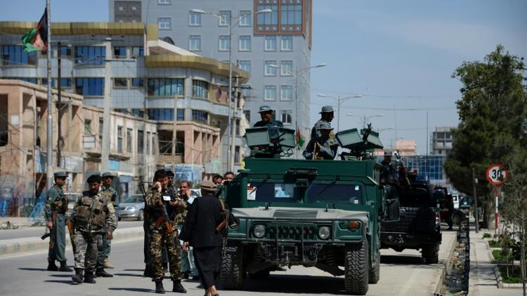 Les forces de sécurité afghanes lors d'une précédente attaque à Mazar-i-sharif, en Afghanistan, le 9 avril 2015 [FARSHAD USYAN / AFP/Archives]