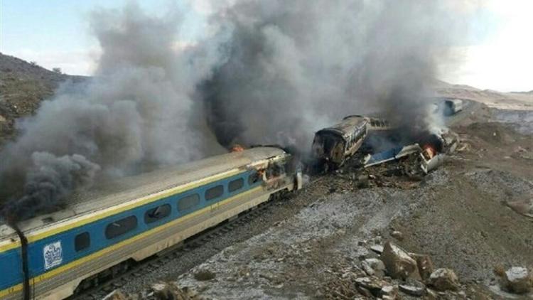 Une photo de presse fournie le 25 novembre 2016 par l'agence de presse Tasnim montre des trains endommagés à la suite d'un accident dans la province de Semnan, à environ 250 km à l'est de la capitale iranienne, Téhéran [HO / TASNIM NEWS/AFP]