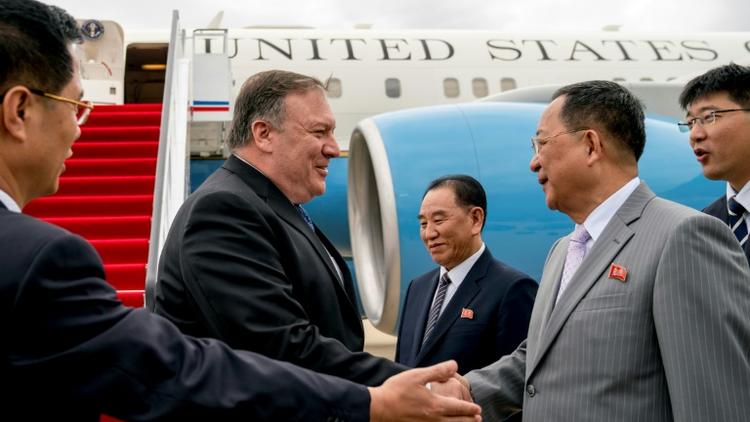Le secrétaire d'Etat américain Mike Pompeo (g) est accueilli par son homologue nord-coréen Ri Yong Ho (2e d) et par Kim Yong Chol (c), le bras droit de Kim Jong Un, à son arrivée à l'aéroport de Pyongyang, le 6 juillet 2018 en Corée du Nord [Andrew Harnik / POOL/AFP]