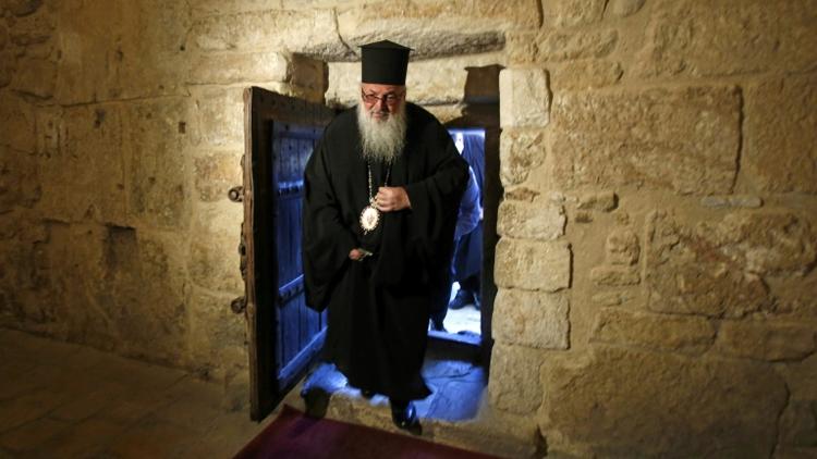 L'évêque Theophylactos rouvre l'église de la Nativité, à Béthlehem, en Cisjordanie occupée, le 26 mai 2020 [Musa Al SHAER / AFP]