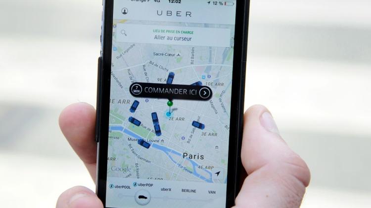 Une personne utilise UberPop à Paris le 17 juin 2015 [THOMAS OLIVA / AFP/Archives]