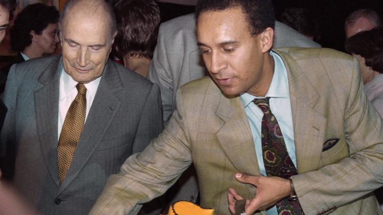 François Mitterand et Harlem Désir, alors président de SOS Racisme, le 12 décembre 1994 à Paris [Bertrand Guay / AFP/Archives]
