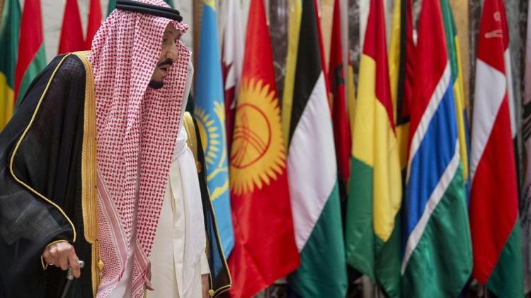 Le roi Salmane d'Arabie saoudite devant les drapeaux des pays membres de l'OCI, le 1er juin 2019 à La Mecque [Bandar AL-JALOUD / Saudi Royal Palace/AFP]