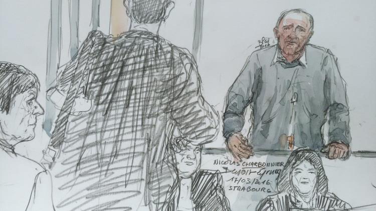 Un croquis d'audience montrant Nicolas Charbonnier (d) devant la cour d'assises du Bas-Rhin à Strasbourg, le 17 mars 2016 [BENOIT PEYRUCQ / AFP/Archives]