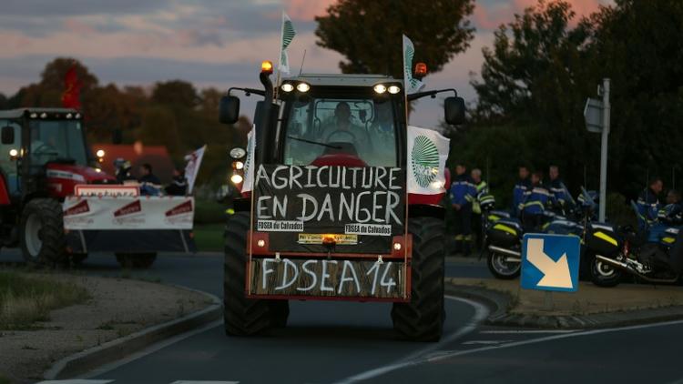 Un agriculteur en route pour Paris le 2 septembre 2015 à Saint-Manviey-Norrey près de Caen [CHARLY TRIBALLEAU / AFP]