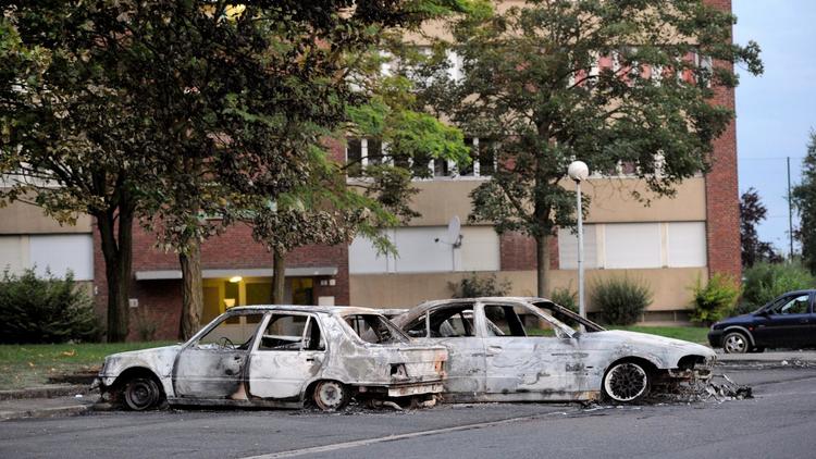 Des voitures brûlées le 15 août 2012 dans une banlieue au nord d'Amiens, en France [Philippe Huguen / AFP/Archives]