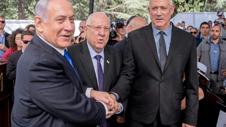 Le Premier ministre sortant israélien Benjamin Netanyahou (G), le président israélien Reuven Rivlin (C) et le chef du parti centriste arrivé en tête des législatives Benny Gantz (D), lors d'une cérémonie en hommage à l'ancien président Shimon Peres, à Jérusalem le 19 septembre 2019 [YONATAN SINDEL / AFP/Archives]