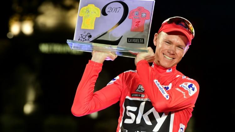 Le Britannique Chris Froome (Sky) soulève le trophée après avoir remporté la Vuelta, le 10 septembre 2017 à Madrid [JOSE JORDAN / AFP/Archives]