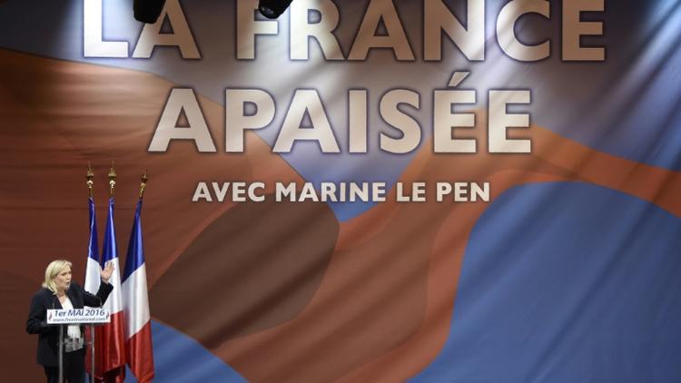 La présidente du Front national, Marine Le Pen lors d'une réunion, à Paris le 1er mai 2016 [DOMINIQUE FAGET / AFP]