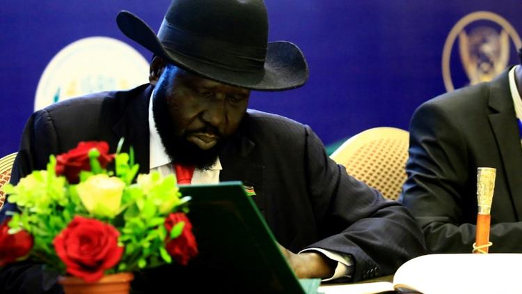 Le président du Soudan du Sud Salava Kiir signe un accord de partage du pouvoir à Khartoum le 5 août 2018 [ASHRAF SHAZLY / AFP]