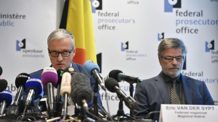 Le porte-parole du parquet fédéral belge Thierry Werts (g) lors d'une conférence de presse à Bruxelles, le 7 avril 2016 [ERIC LALMAND / BELGA/AFP]