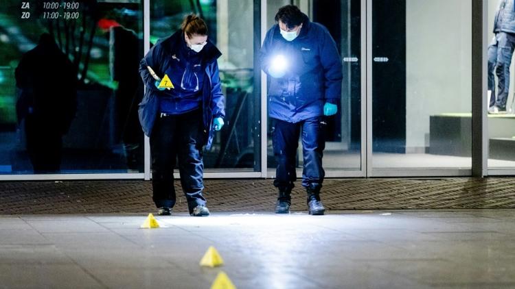 Des policiers recherchent des indices sur les lieux de l'attaque au couteau dans une rue commerçante de La Haye, le 29 novembre 2019 [Sem VAN DER WAL / ANP/AFP]