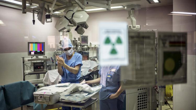 Un chirurgien à l'hôpital Edouard Herriot le 10 avril 2014, à Lyon [Jeff Pachoud / AFP/Archives]