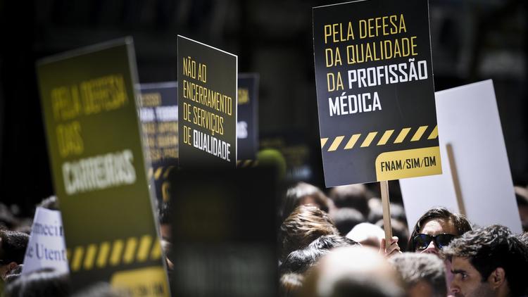 Une précédente manifestation de médecins portugais, le 11 juillet 2012 à Lisbonne, contre les coupes budgétaires [Patricia de Melo Moreira / AFP/Archives]