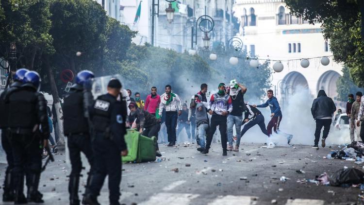 Des manifestants algériens affrontent des policiers anti-émeutes lors d'une nouvelle journée de contestation à Alger le 12 avril 2019 [- / AFP]