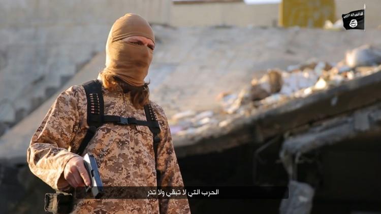Photo extraite d'une vidéo diffusée par le groupe EI dans la province irakienne de Ninive le 30 janvier 2016, montrant un jihadiste parlant français  [HO / NINAVA MEDIA CENTRE/AFP]