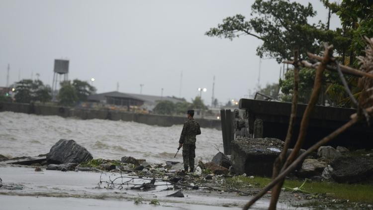 Un soldat le 3 août sur le rivage de Puerto Cortes au Honduras avant le passage de l'ouragan Earl [ORLANDO SIERRA / AFP]