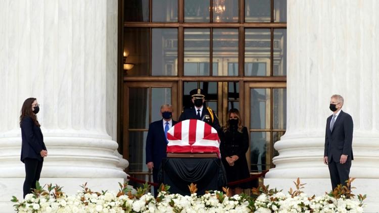 Le président américain Donald Trump et sa femme Melania se recueillent devant le cercueil de la juge progressiste de la Cour suprême Ruth Bader Ginsburg [ALEX EDELMAN / AFP]