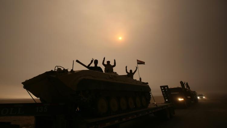 Des membres des forces irakiennes près de Mossoul, le 24 octobre 2016 [AHMAD AL-RUBAYE / AFP]