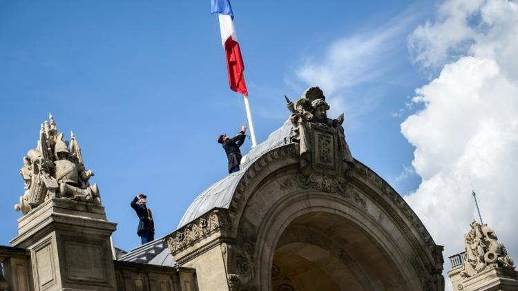 La mise en berne du drapeau national de l'Elysée, le 15 juillet 2016 [Christophe Petit Tesson / POOL/AFP]