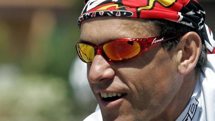 L'ancien coureur cycliste Jacky Durand, lors du Giro à Ascoli, le 19 mai 2004  [Damien Meyer / AFP/Archives]