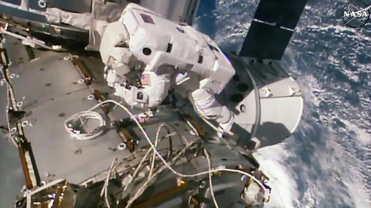 Capture vidéo de la NASA montrant l'astronaute Kate Rubins en train d'installer un nouveau port d'attache sur la Station spaciale internationale, le 19 août 2016 [HO / NASA TV/AFP]