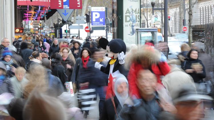 La foule se presse devant un grand magasin à l'approche de Noël le 15 décembre 2011 à Paris [Franck Fife / AFP/Archives]