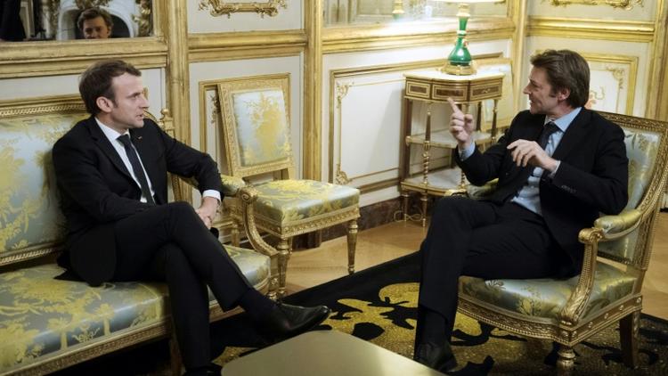 Le président Emmanuel Macron (g) et le président de l'Association des maires de France, François Baroin (d), le 22 novembre 2017 à l'Elysée à Paris [JULIEN DE ROSA / POOL/AFP]