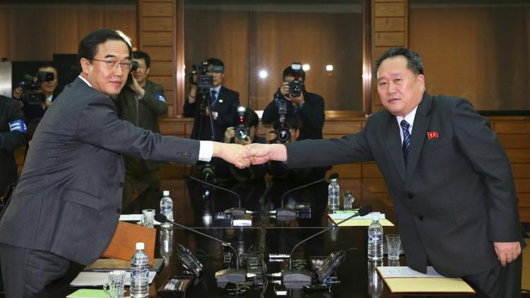 Le ministre sud-coréen de l'Unification, Cho Myoung-gyon (G) et son homologue nord-coréen Ri Son Gwon (D), le 29 mars 2018 dans le village frontalier de Panmunjom [KOREA POOL / KOREA POOL/AFP]