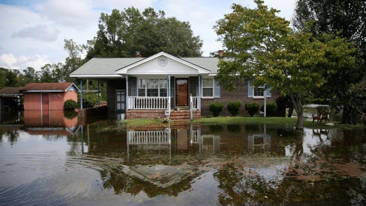 Une maison est entourée par les eaux après le passage de l'ouragan Florence, le 17 septembre 2018 à Lumberton (Caroline du Nord, sud-est des Etats-Unis) [Alex EDELMAN / AFP]
