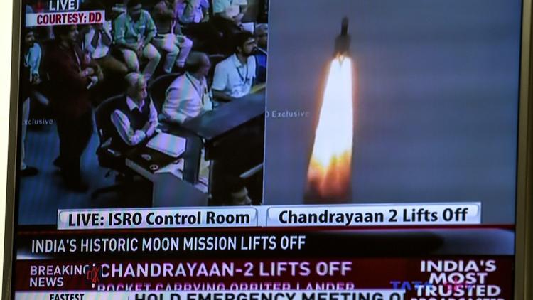 Capture d'image de la télévision indienne montrant le décollage de la mission lunaire Chandrayaan-2depuis le centre spatial Satish Dhawan, le 22 juillet 2019 à Sriharikota, dans le sud-est de l'Inde [Prakash SINGH / AFP]