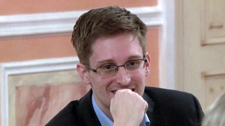 Capture d'écran d'une vidéo publiée par Wikileaks le 12 octobre 2013 montrant Edward Snowden à Moscou, le 9 octobre 2013 [ / Wikileaks/AFP/Archives]