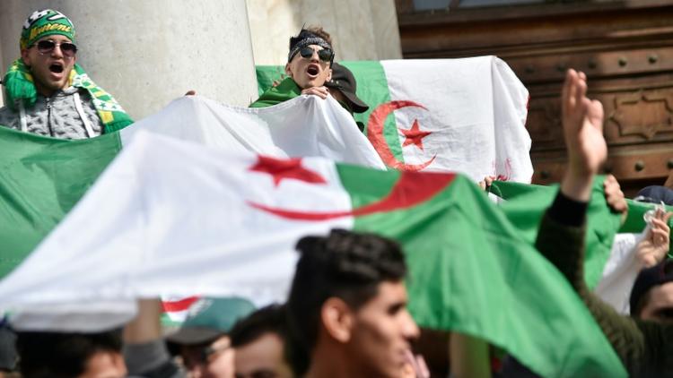 Des étudiants algériens manifestent à Alger le 5 mars 2019, une dizaine de jours après le début d'un mouvement de contestation inédit contre le président Abdelaziz Bouteflika qui se présente à un 5e mandat [RYAD KRAMDI                         / AFP]