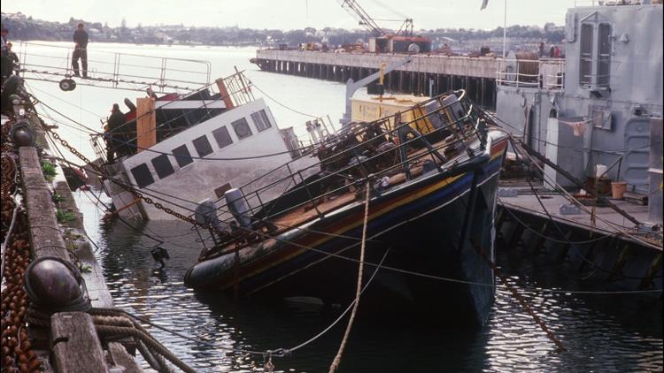 Le Rainbow Warrior, coulé le 10 juillet 1985 en baie d'Auckland, est amarré dans le port de la ville le 14 août 1985 [PATRICK RIVIERE / AFP/Archives]