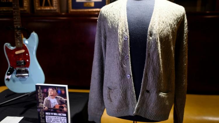 Ce gilet en laine porté par Kurt Cobain est le clou de la vente aux enchères organisée par Julien's Auctions les 25 et 26 octobre à New York [Johannes EISELE / AFP]