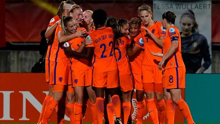 Les Néerlandaises se congratulent après un but contre la Belgique lors de l'Euro, le 24 juillet 2017 à Tilburg [TOBIAS SCHWARZ / AFP]