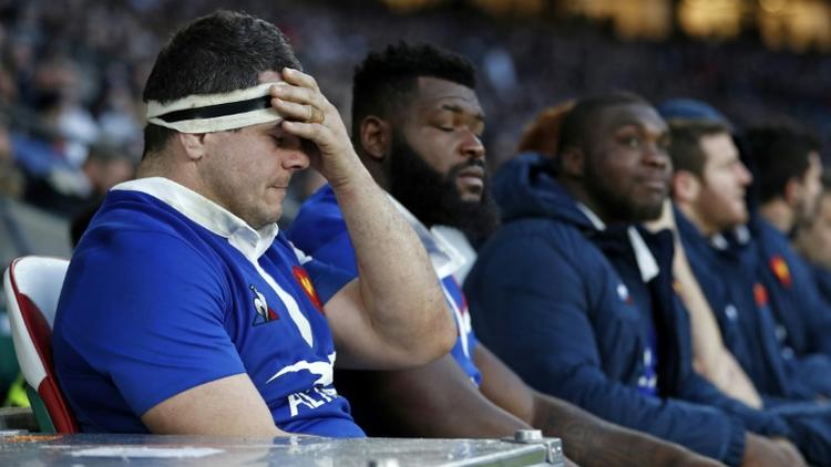 Les joueurs du XV de France,  dépités, lors de la défaite devant l'Angleterre en Six Nations à Twickenham, le 10 février 2019 [Adrian DENNIS / AFP]