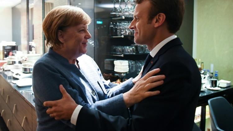 La chancelière allemande Angela Merkel (g) et le président français Emmanuel Macron, le 28 septembre 2017 à Tallinn [JANEK SKARZYNSKI / AFP]