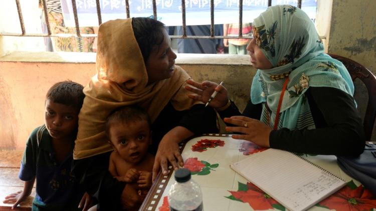 Un réfugiée rohingya discute avec une employée du planning familial bangladais à Palongkhali, au Bangladesh, le 24 octobre 2017 [TAUSEEF MUSTAFA / AFP]